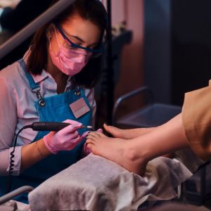 العناية بالقدمين واليدين