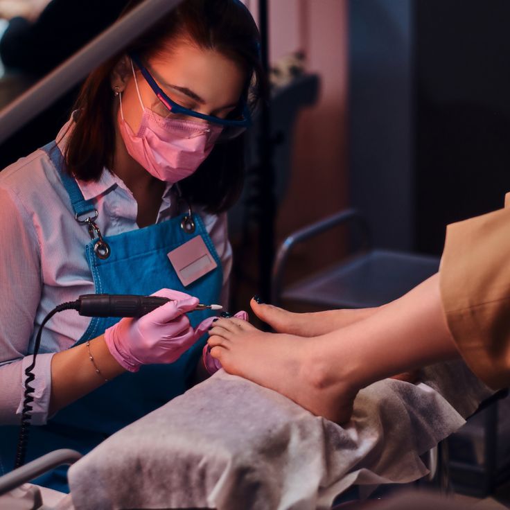 العناية بالقدمين واليدين