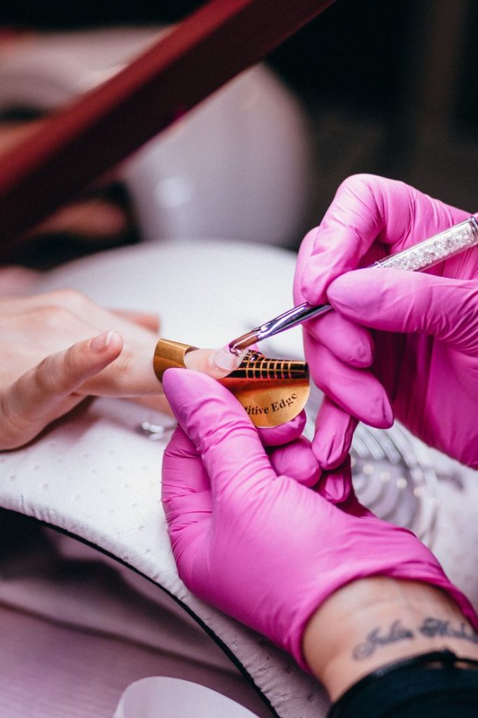 العناية بالقدمين واليدين